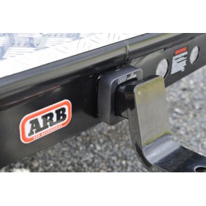 Aizmugurējais aizsargstienis ar kāpsli un piekabes āķi ARB Deluxe 3640110