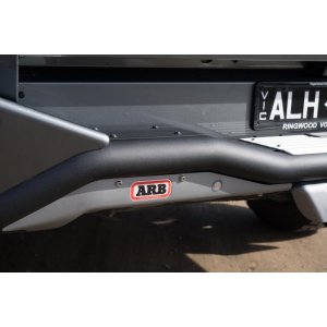 Aizmugurējais aizsargstienis ar piekabes āķi ARB Summit 3670010