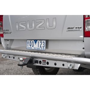 Aizmugurējais aizsargstienis ar kāpsli un piekabes āķi ARB Deluxe 3648110