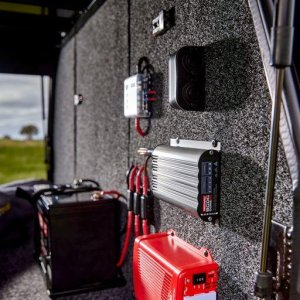 Salona akumulatora DC lādētājs REDARC Core25 BCDCN1225, 12/24V