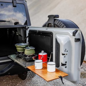 Drop-down tailgate table Bison Gear