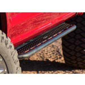 Side steps Go Rhino Dominator D6