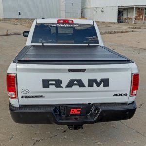 Hard bed cover tri-fold low profile Rough Country 5'7"