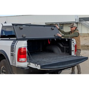Hard bed cover tri-fold low profile Rough Country 5'7"